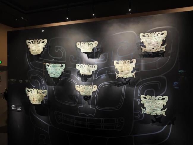 改革中国艺术史与工艺史!三星堆青铜器惊现最早“彩绘”,古蜀祭祀场景原是“多彩寰宇”