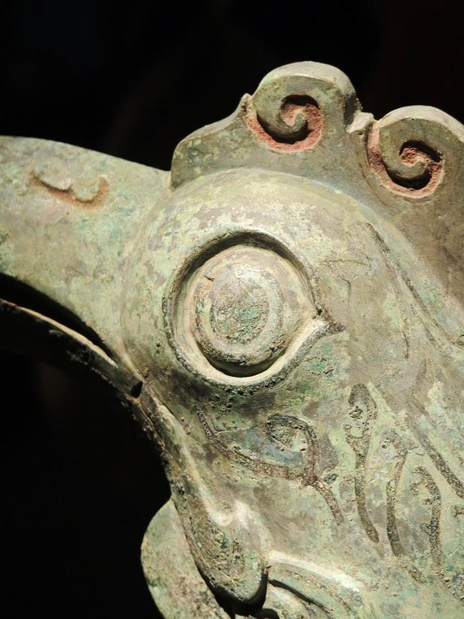 改革中国艺术史与工艺史!三星堆青铜器惊现最早“彩绘”,古蜀祭祀场景原是“多彩寰宇”